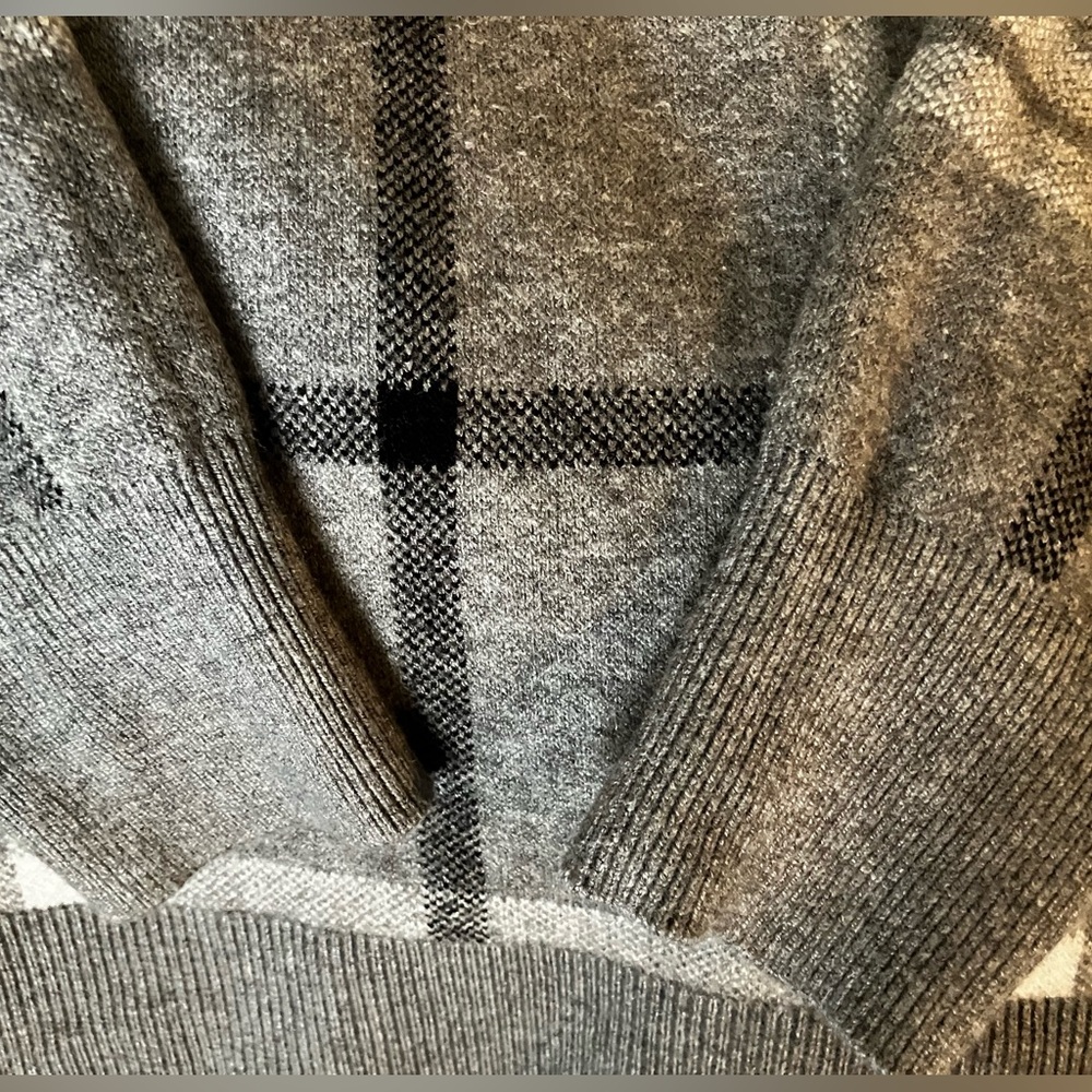 TAHARI Gray Windowpane Pattern Crew Neck Knit Sweater- Size Small - Picture 5 of 7